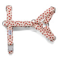 Harnais en Y pour chat My Valentine de Pawpix et son motif coeurs rouges sur fond beige. Le harnais possède des boucles couleur argent