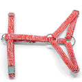 Vue d'ensemble du harnais en Y pour chat Cherry. Motif rouge et blanc wavy avec des boucles couleur argent