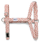 Harnais en Y pour chien My Valentine de Pawpix et son motif coeurs rouges sur fond beige. Le harnais possède des boucles couleur agrnet