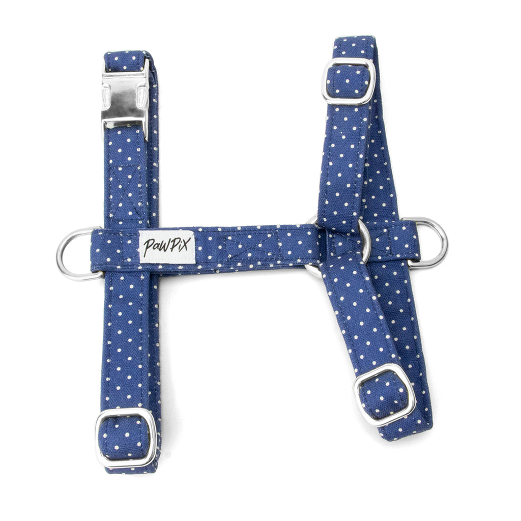 Harnais pour chien Polaris. Design bleu marine avec des pois blancs. Le harnais comprends 3 boucles de serrage, 2 anneaux en D et une boucle clips pour fermer le harnais, le tout couleur argent