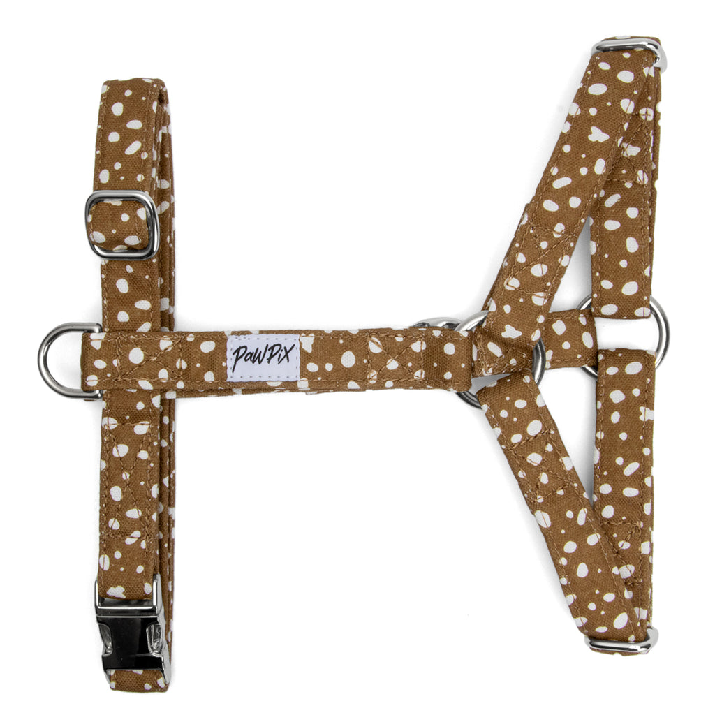 Harnais en Y pour chien Freckles et son motif marron tacheté blanc. Le harnais possède différentes boucles de réglages couleur argent pour régler le harnais sur le chien
