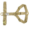 Harnais en Y pour chien Leopaw. Le harnais est avec un motif léopard et réglable grâce à des boucles de réglage couleur or clair.