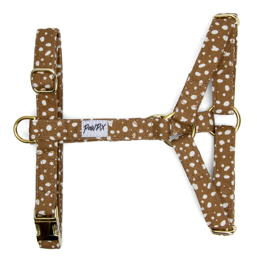 Harnais en Y Freckles et son motif marron tacheté blanc. Le harnais possèdes des boucles couleur or pour regler le harnais au mieux sur le chien