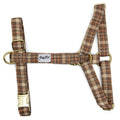Harnais pour chien en Y Scotty et son motif tartan marron/orange. Les boucles du harnais en Y sont couleur or