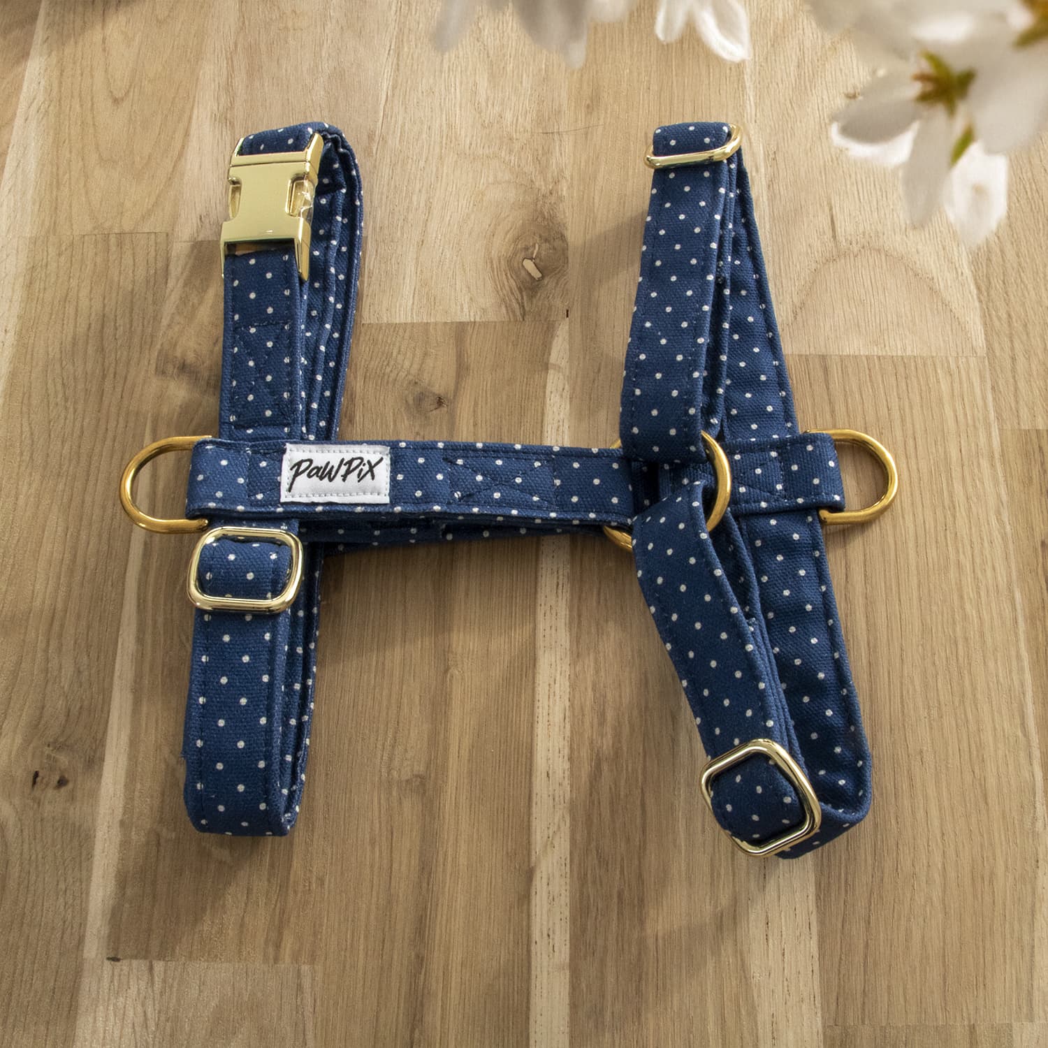 Harnais chien Polaris. Design bleu marine avec des pois blanc le tout dans une ambiance printanière
