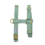 Harnais en H motif Topo pour chat . Avec ses boucles de reglages et boucle clips pour le confort de votre chat. Le motif Topo reprend le design abstrait des cartes de montagnes, avec des lignes blanches sur un fond vert