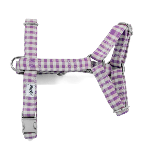 Harnais pour chat sur fond blanc Cigalou. Motif vichy violet clair avec un anneau en D, 3 boucles de serrage pour régler la taille et une boucle clips pour fermer le harnais 