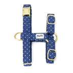 Harnais pour chat Polaris. Design bleu marine avec des pois blancs. 3 boucles de serrage, un anneau en D pour attacher la laisse et une boucle clips pour fermer le harnais 