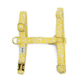 Harnais pour chat Seaside et son motif marin abstrait blanc sur fond jaune. Le harnais possède 4 boucles de réglages, un anneau en D et une boucle clips le tout couleur or.  