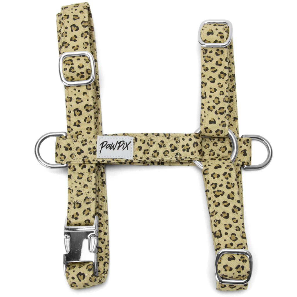 Harnais en H Léopaw pour chien. Le harnais est avec un motif léopard et réglable grâce à des boucles de réglage couleur argentés
Le harnais à également un boucle anti traction à l'avant du harnais. 