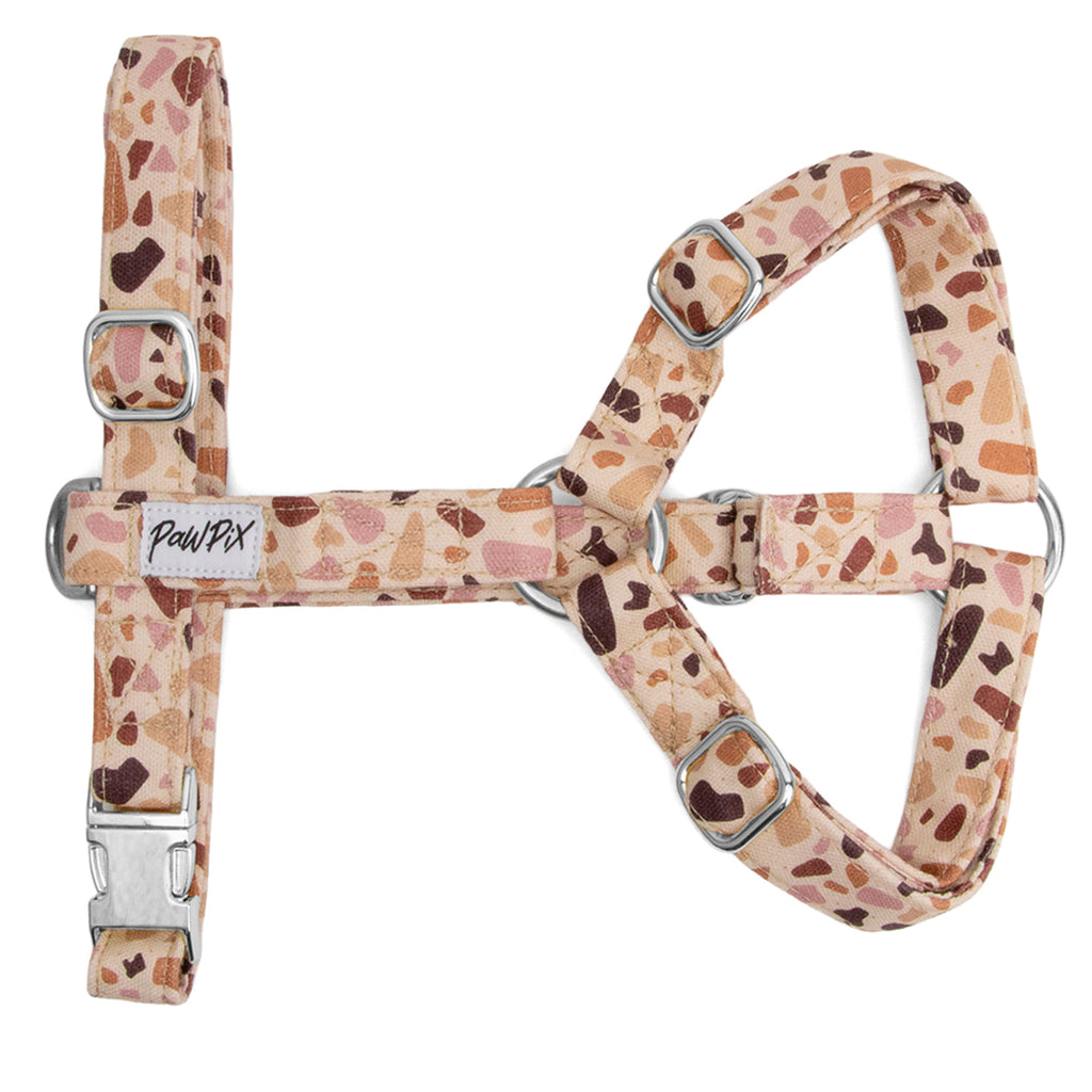 Harnais en Y pour chien Pawpino : Motif terrazzo graphique avec des tons marron/rose. Les boucles du harnais sont argentés