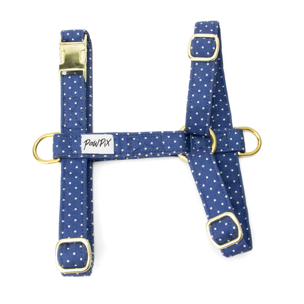 Harnais pour chien Polaris. Design bleu marine avec des pois blancs. Le harnais comprends 3 boucles de serrage, 2 anneaux en D et une boucle clips pour fermer le harnais