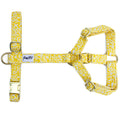 Harnais pour chien Seaside et son motif marin abstrait blanc sur fond jaune. Le harnais est en Y