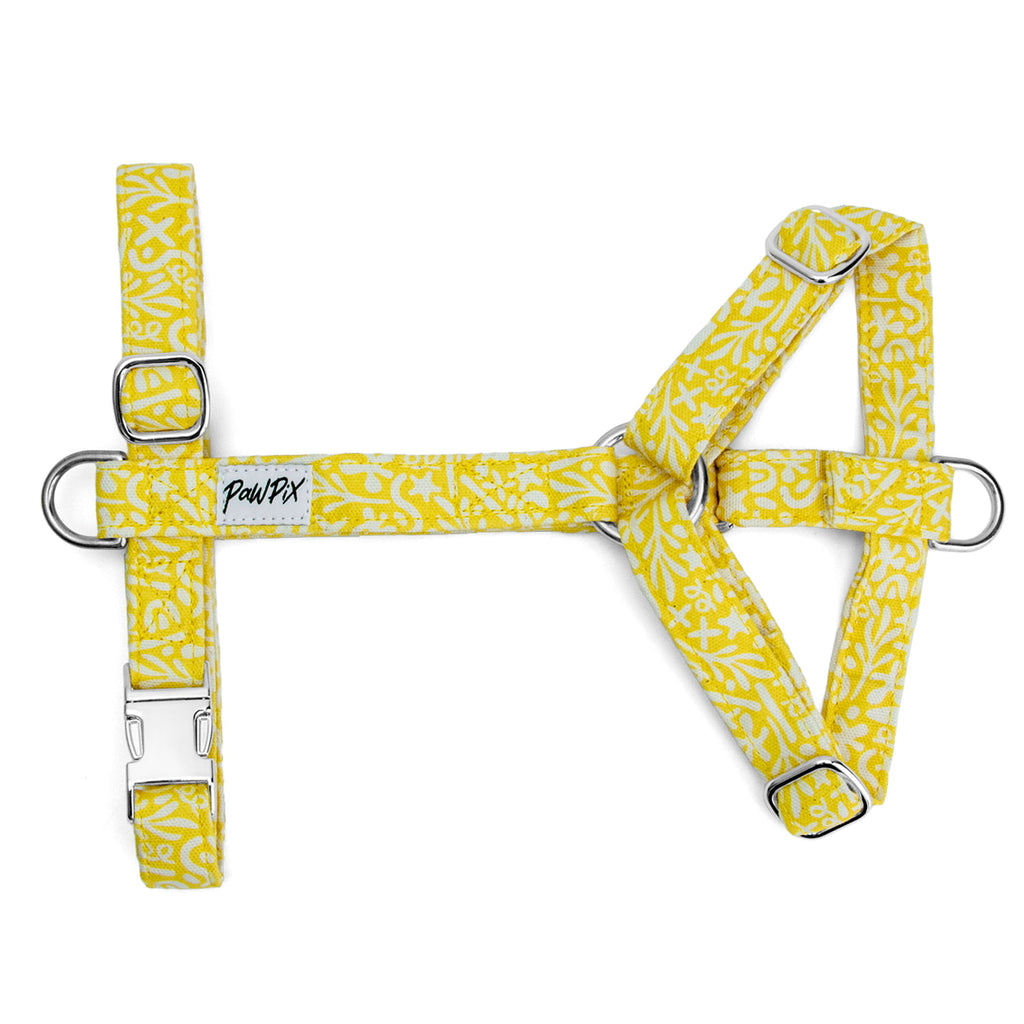 Harnais en H pour chien Seaside et son motif marin abstrait blanc sur fond jaune solaire. Le harnais possède des boucles de reglage, deux anneaux en D et une boucle clips couleur argentée. 