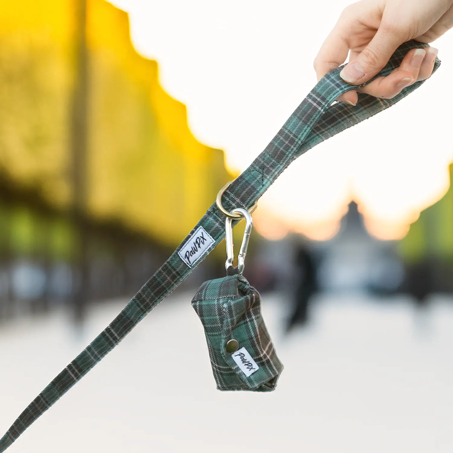 Laisse et pochettes sac à crottes Nessie  assortis au parc du Luxembourg à Paris. Le design reprend les carreaux du tartan vert que l'on retrouve en Ecosse 