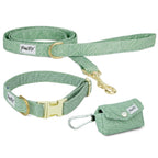 Kit de balade Topo pour chien moyen. Composé d'une laisse, un collier taille moyen et d'une pochette sac à crottes. Le motif Topo reprend le design géométrique abstrait des cartes de montagnes, avec des lignes blanches sur un fond vert