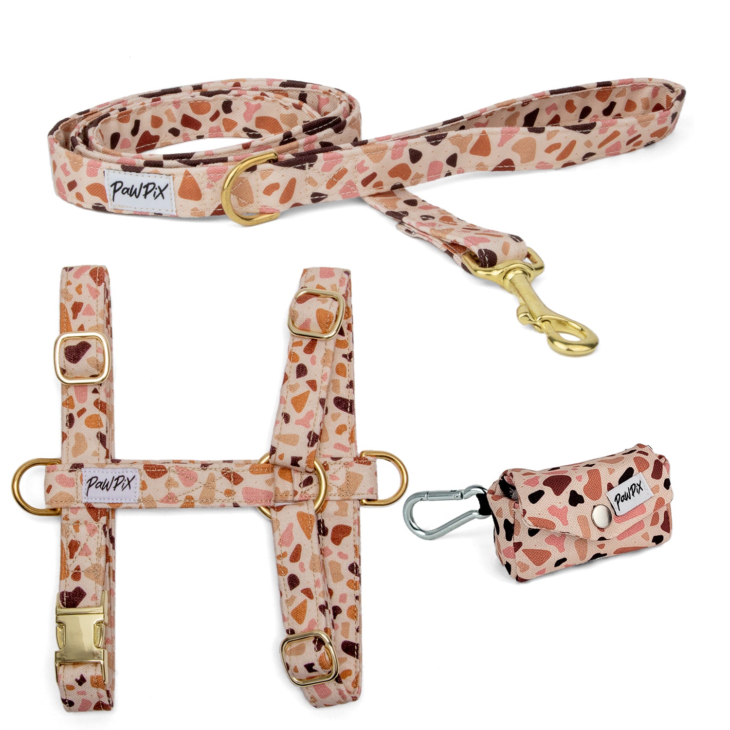 Kit pour chien comprenant un harnais en H, une laisse d'1m20 et une pochette sacs à crottes. Le tout au motif Pawpino, un motif marbré terrazzo au ton marron/rose. 
