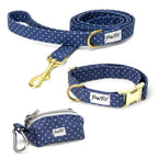Kit collier Polaris de Pawpix. Le kit comprend une laisse, un collier et une pochette sac à crottes. Design bleu marine avec des poids blancs