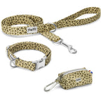Le kit collier pour chien Leopaw de Pawpix propose un collier réglable en tissu, une laisse 1m20 ainsi qu'une pochette sacs à crottes assorti au motif léopard avec des boucles argentés