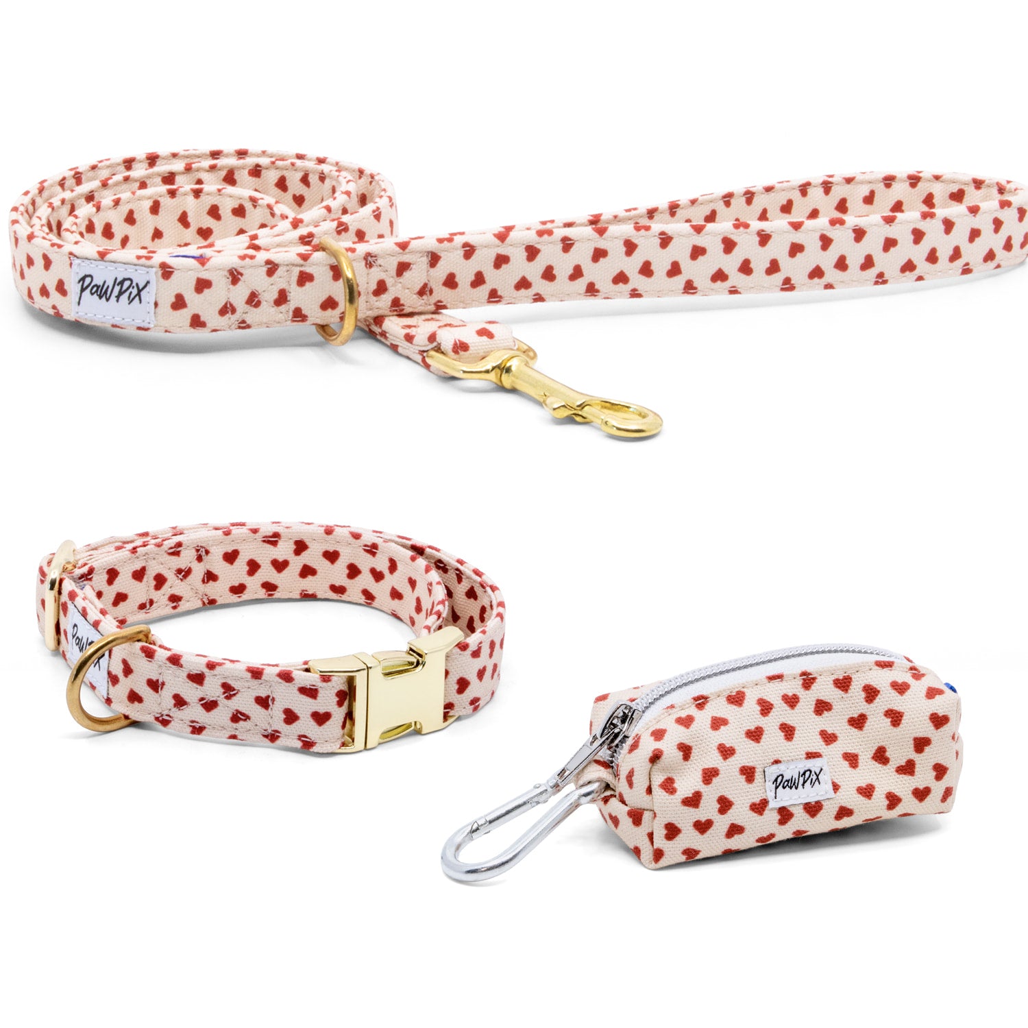 Kit collier pour chien My Valentine de Pawpix et son motif cœurs rouges sur fond beige. Le kit comprend une laisse, une pochette sacs à crottes et un collier pour chien avec des boucles couleur or