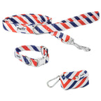 Kit de balade pour chien Pawtriote. Comprend une laisse, un collier taille mini, et une pochette pour sac à crottes.
Le tout avec un motif rayures tricolores bleu blanc rouge. Les boucles sont argentés