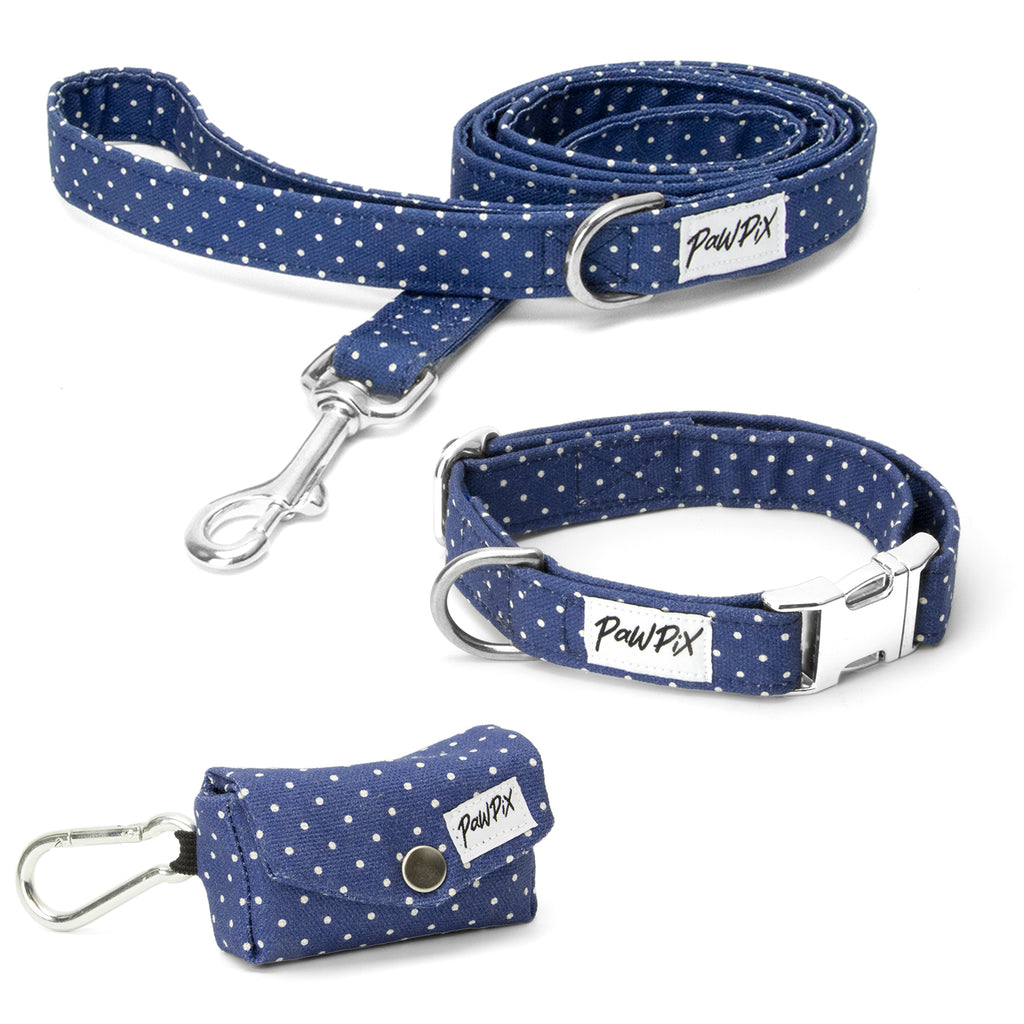 Kit collier Polaris de Pawpix. Le kit comprend une laisse, un collier et une pochette sac à crottes. Design bleu marine avec des poids blancs. Les boucles de serrage ainsi que clips et mousqueton sont argentés