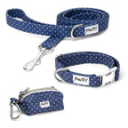 Kit collier Polaris de Pawpix. Le kit comprend une laisse, un collier et une pochette sac à crottes. Design bleu marine avec des poids blancs. Les boucles de serrage ainsi que clips et mousqueton sont argentés