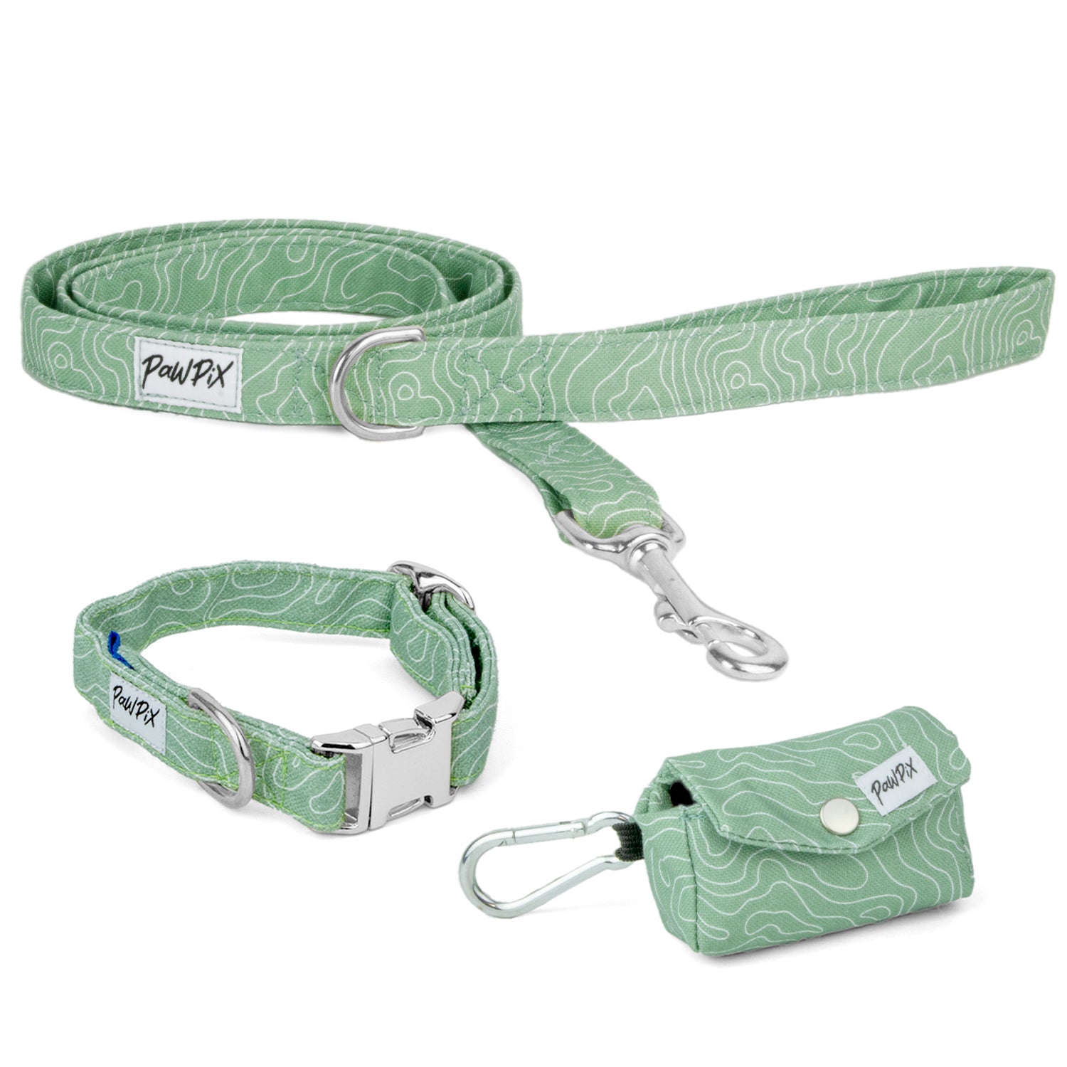 Kit de balade collier Topo pour chien. Le kit comprend une laisse d'1m20, un collier pour chien et une pochette sac à crottes. Le tout au motif topo blanc sur un fond vert représentant la topographie naturelle avec des boucles argentés