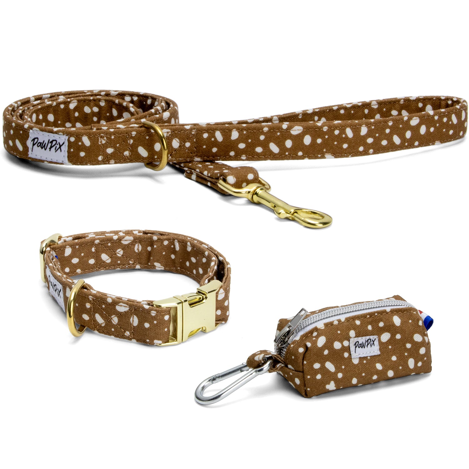 Ensemble collier pour chien Freckles et son motif marron tacheté blanc. Les boucles de la laisse et du collier sont couleur or. 