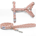 Kit harnais pour chat My Valentine de Pawpix et son motif coeurs rouges sur fond beige. Le kit comprend un harnais et une laisse avec des boucles couleur argent