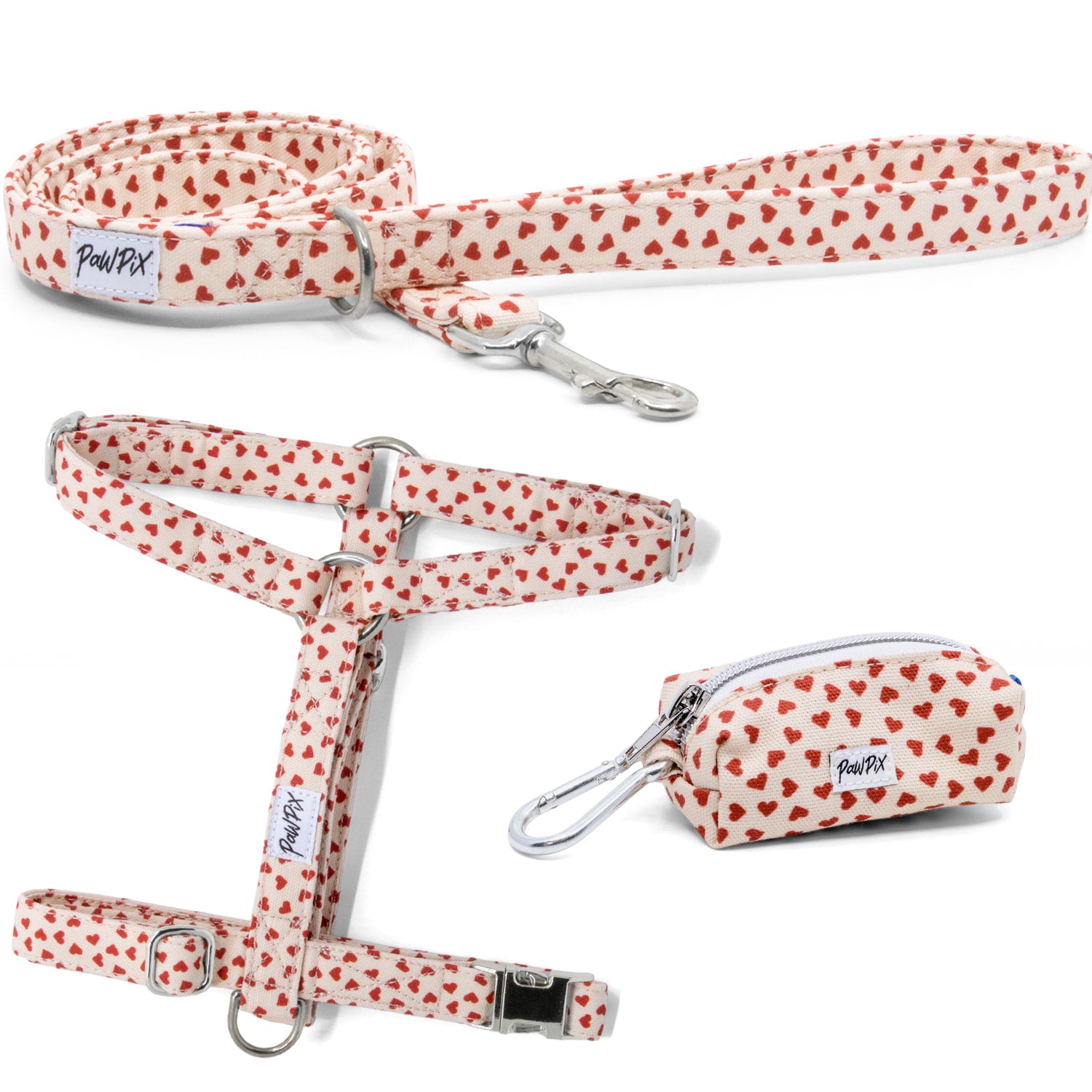 Kit harnais pour chien My Valentine de Pawpix et son motif cœurs rouges sur fond beige. Le kit comprend une laisse, une pochette sacs à crottes et un harnais en Y pour chien avec des boucles couleur argent