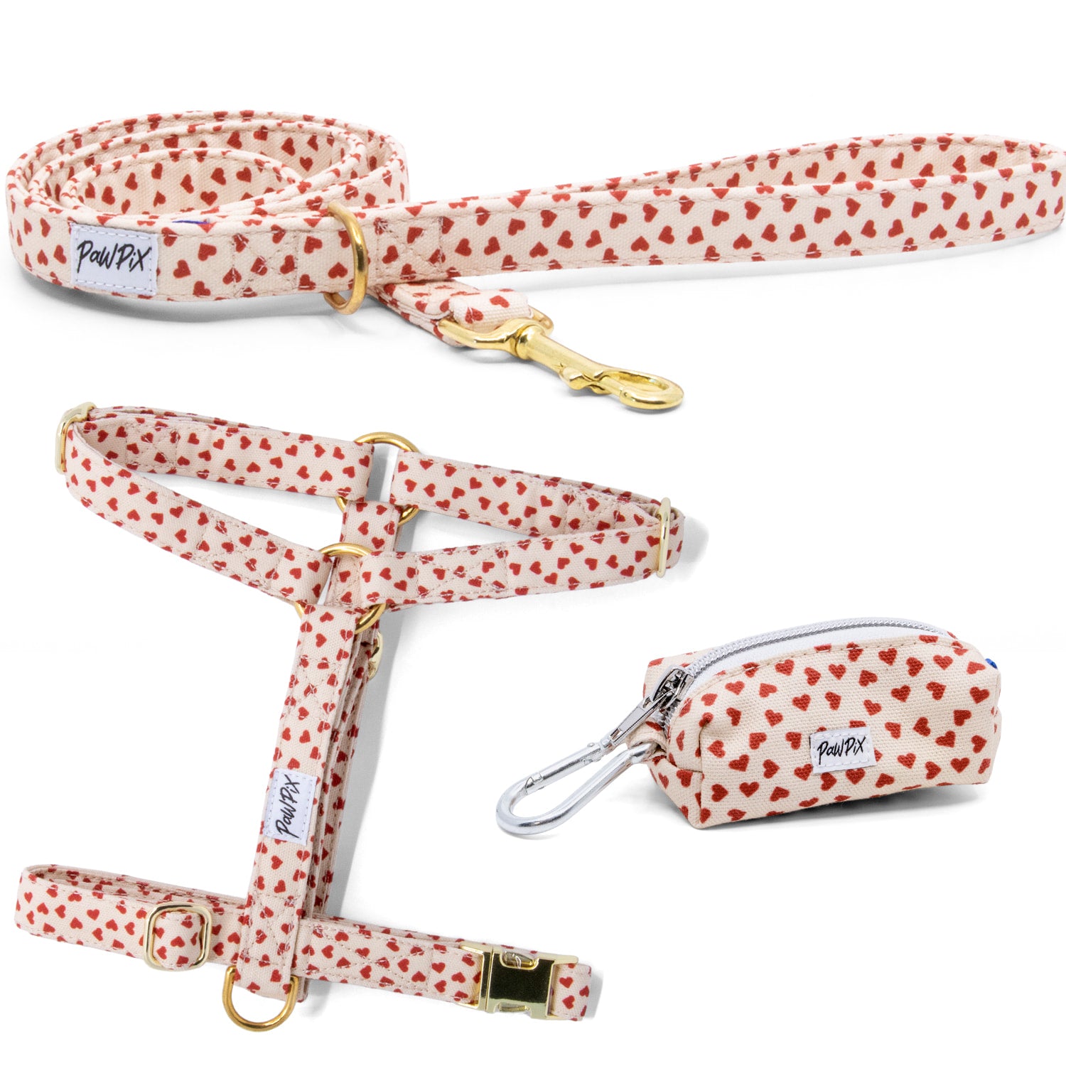 Kit harnais pour chien My Valentine de Pawpix et son motif cœurs rouges sur fond beige. Le kit comprend une laisse, une pochette sacs à crottes et un harnais en Y pour chien avec des boucles couleur or