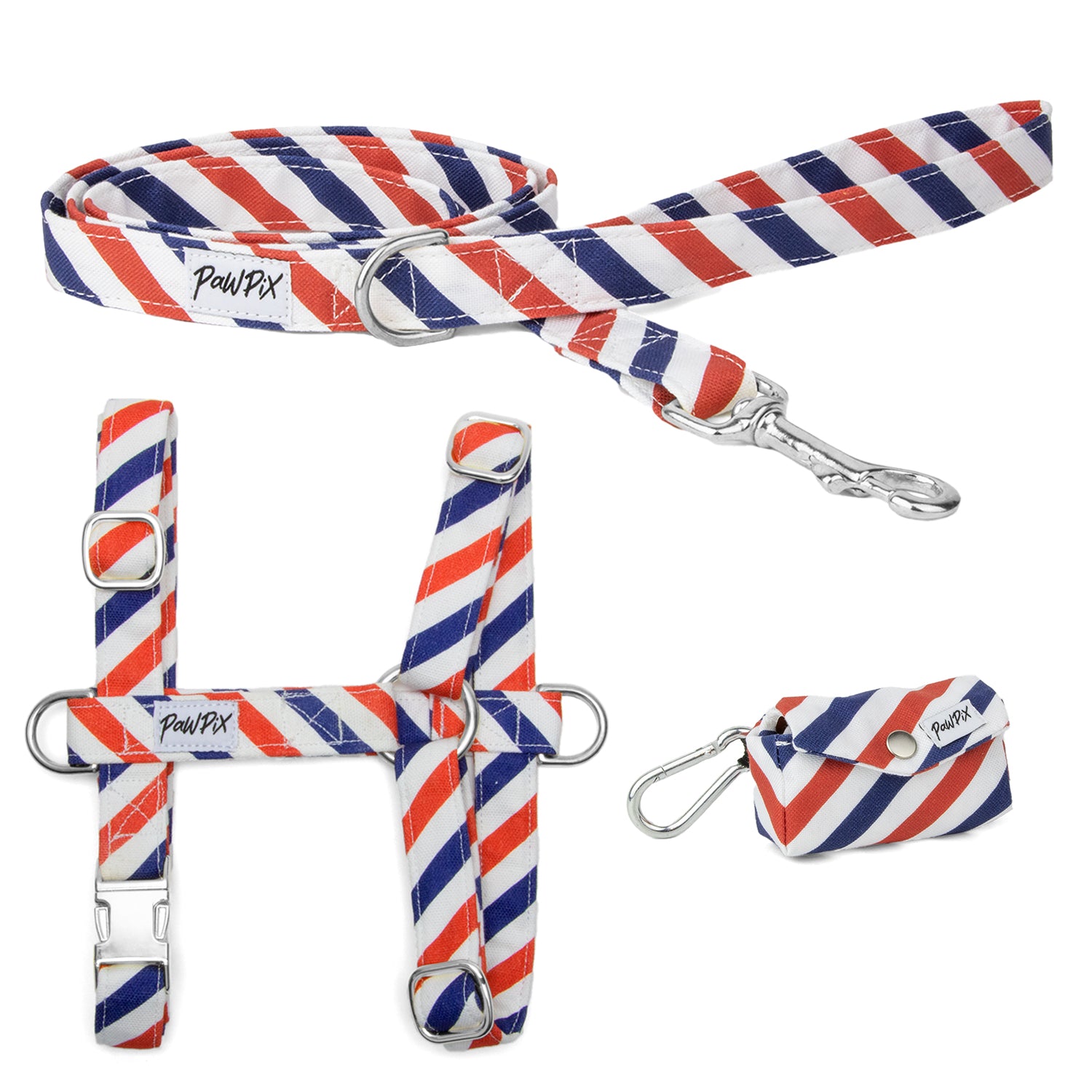 Kit pour chien comprenant un harnais en H, une laisse d'1m20 et une pochette sacs à crottes. Le tout au motif Pawtriote, rayé bleu blanc rouge. Les boucles sont couleur argent