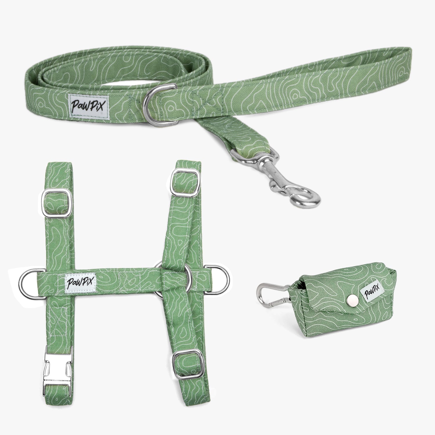 Kit pour chien comprenant un harnais en H, une laisse d'1m20 et une pochette sacs à crottes. Le tout au motif Topo, un design reprenant l'esprit montagne blanc sur un fond vert avec des boucles argentés