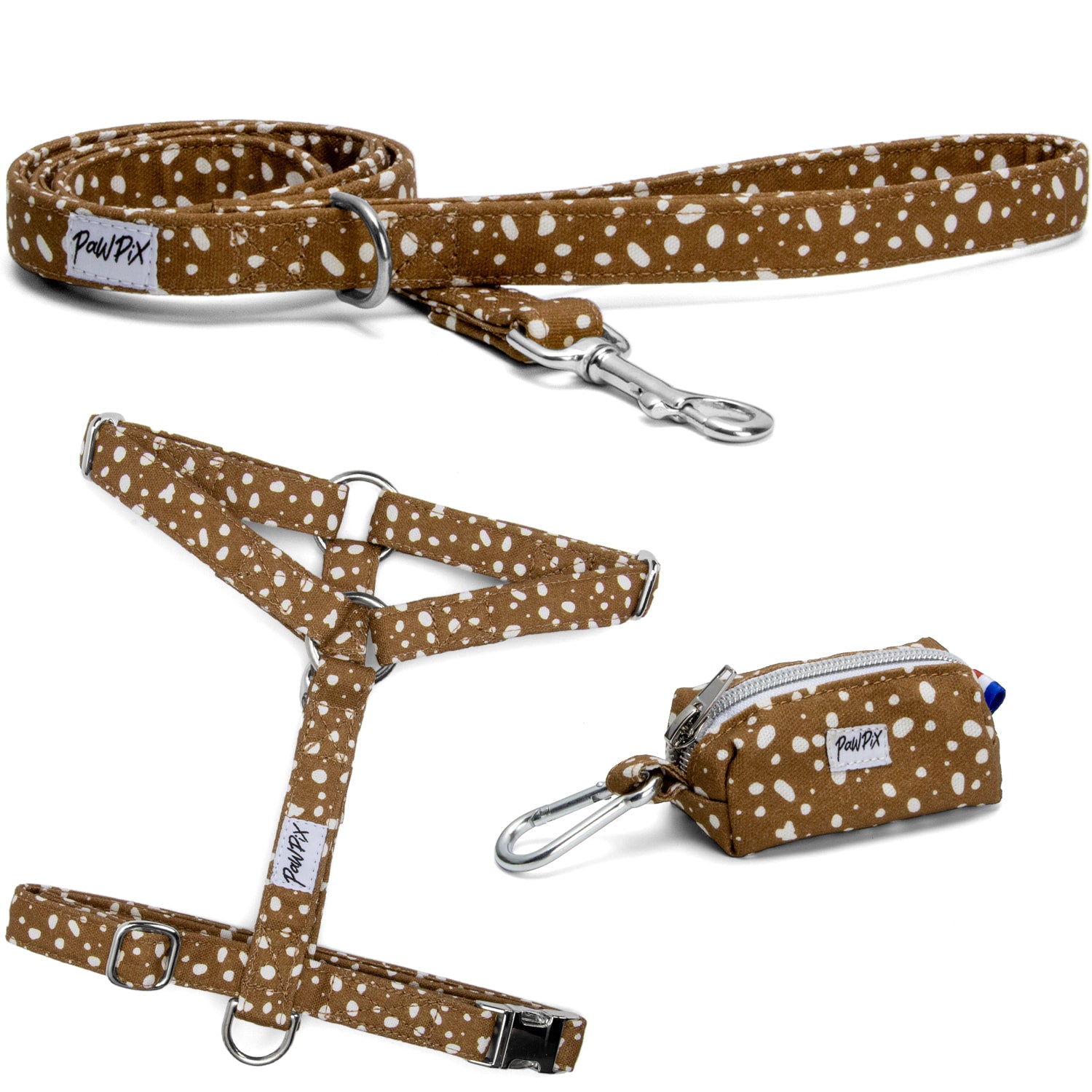 Kit harnais pour chien Freckles et son motif marron tacheté blanc. Le harnais, la laisse et la pochette pour sacs à crottes sont assortis et avec des boucles couleur argent