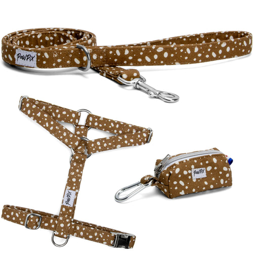 Kit harnais pour chien Freckles et son motif marron tacheté blanc. Le harnais, la laisse et la pochette pour sacs à crottes sont assortis et avec des boucles couleur argent