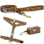 Kit harnais pour chien Freckles et son motif marron tacheté blanc. La laisse, le harnais et la pochette pour sacs à crottes sont assorties avec des boucles couleurs or.