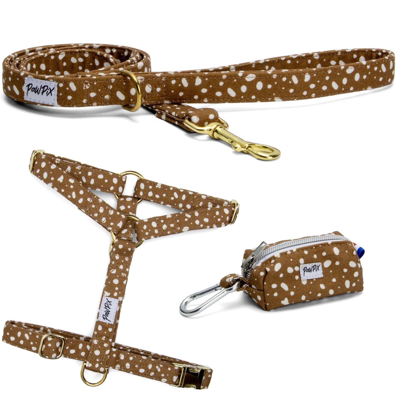 Kit harnais pour chien Freckles et son motif marron tacheté blanc. La laisse, le harnais et la pochette pour sacs à crottes sont assorties avec des boucles couleurs or.