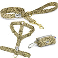 Le kit harnais pour chien léopaw propose une laisse, un harnais en Y 
avec des boucles couleur or ainsi qu'une pochette sacs à crottes assortis dans un motif Léopard