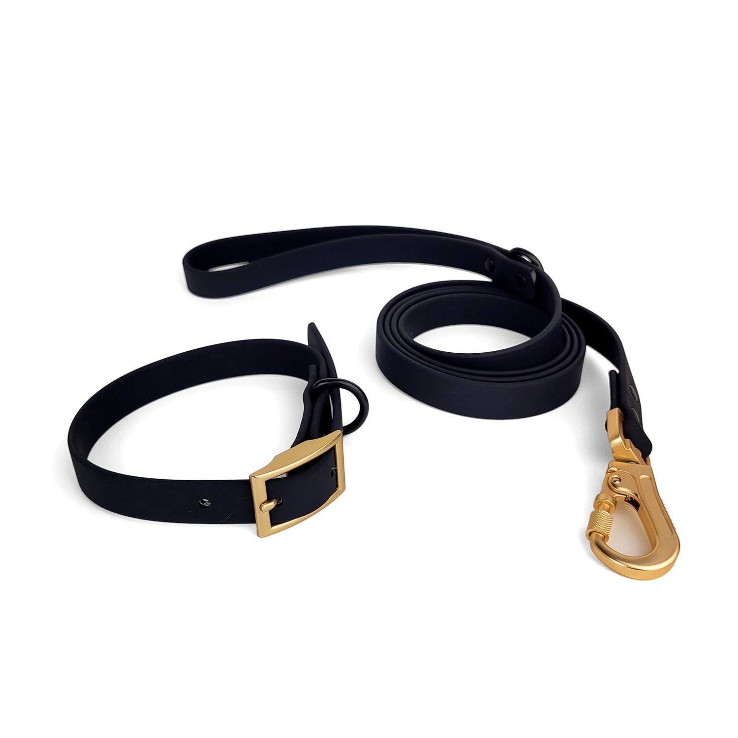 Kit de balade laisse et collier en Biothane Shadow de PawPix. Couleur noir mat. La boucle de réglage et le mousqueton sont en doré mat.