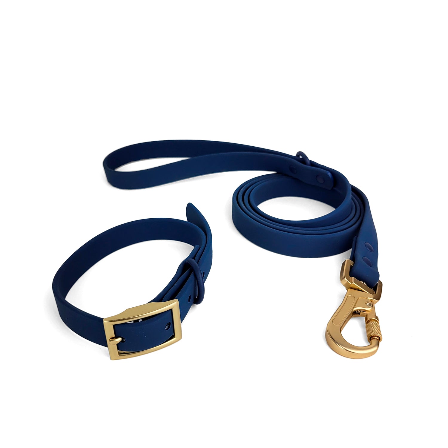Kit de balade laisse et collier en Biothane Navy de PawPix. Couleur bleu navy. La boucle de réglage et le mousqueton sont en doré mat.