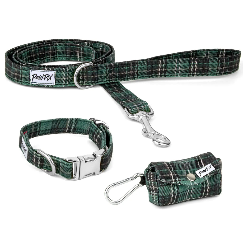 Kit de balade pour chien Nessie. Comprend une laisse, un collier taille petit , et une pochette pour sacs à crottes.
Le tout avec un motif carreaux tartan vert écossais et des boucles argentés