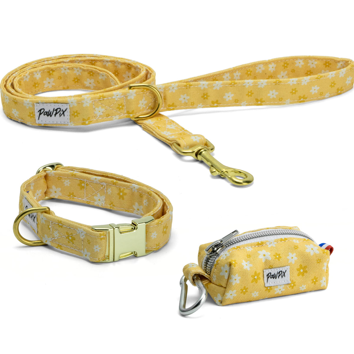 Kit collier pour chien Peachy Daisies. Le kit propose un collier (disponible en 4 tailles différentes), une laisse d'1m20 et une pochette sacs à crottes assortie au motif marguerites blanches et jaunes sur fond couleur pêche. 