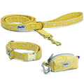 Kit collier pour chien Peachy Daisies et ses boucles couleur or. Le kit propose un collier (disponible en 4 tailles différentes), une laisse d'1m20 et une pochette sacs à crottes assortie au motif marin abstrait blanc sur fond jaune solaire. 