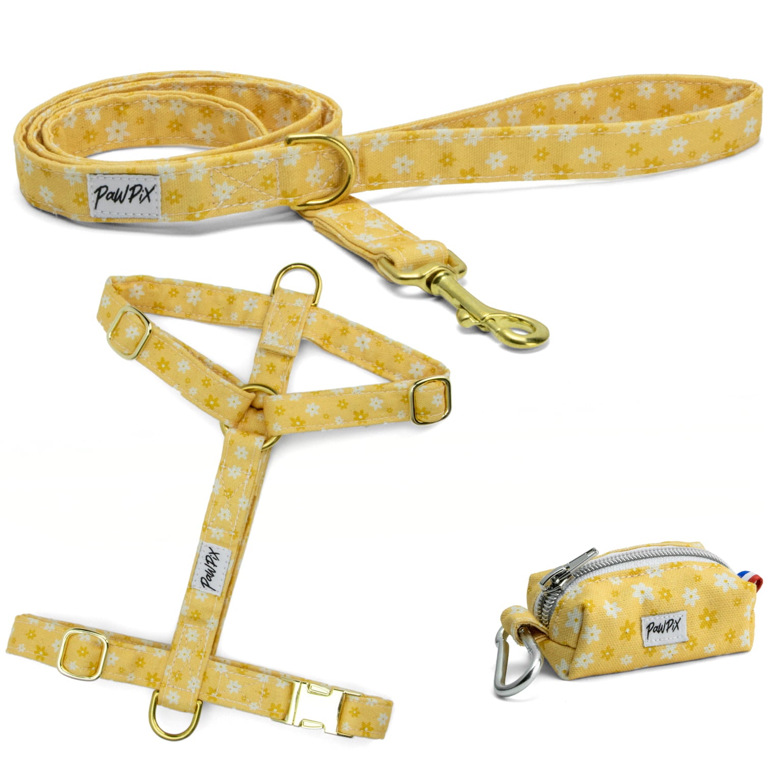Kit harnais pour chien Peachy Daisies avec ses boucles couleur or. Le kit propose un harnais pour chien en H (disponible en 4 tailles), une laisse d'1m20 et une pochette sacs à crottes, le tout avec un motif marguerites blanches et jaunes sur fond couleur pêche. 