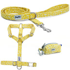 Kit harnais pour chien Seaside avec ses boucles couleur argent. Le kit propose un harnais pour chien en Y, une laisse d'1m20 et une pochette sacs à crottes, le tout avec un motif marin abstrait blanc sur fond jaune solaire