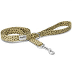 Laisse pour chien Leopaw avec son motif léopard. La laisse dispose d'un anneau en D argenté pour fixer des accessoires pour chien. 