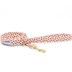 Laisse pour chien My Valentine de Pawpix et son motif cœurs rouges. La laisse à des boucles couleur or