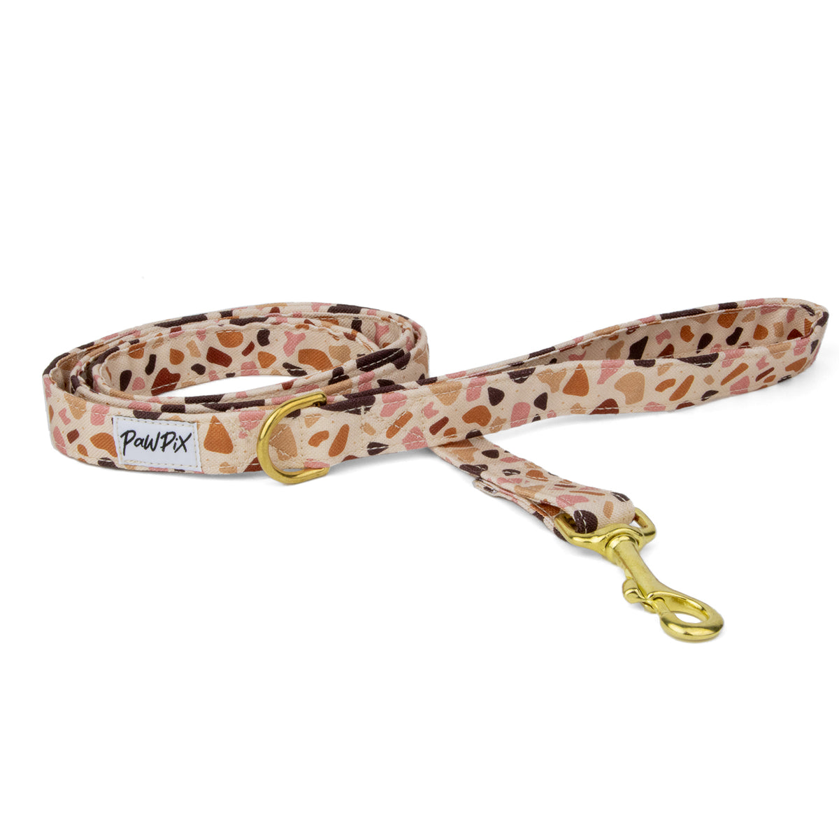 Laisse Pawpino de Pawpix. Vue d'ensemble. Motif tacheté terrazzo rosé avec déclinaison de marron et avec un mousqueton doré. 