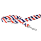 Laisse Pawtriote de Pawpix. Vue d'ensemble. Motif rayures tricolores bleu blanc rouge avec un mousqueton argenté